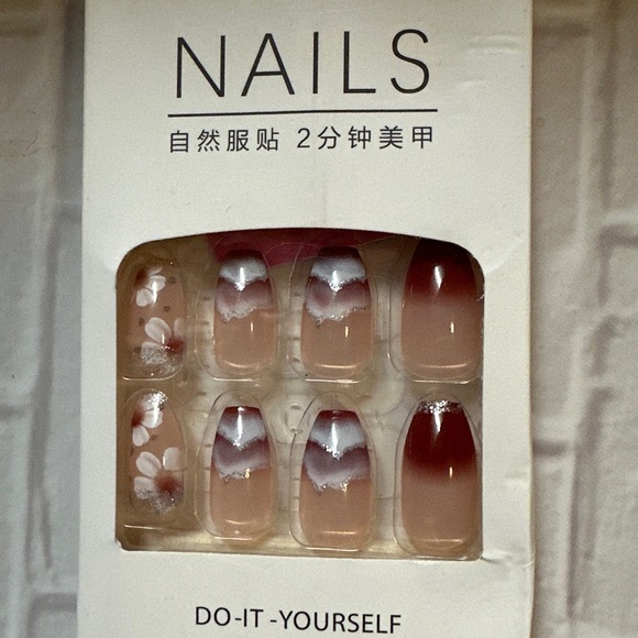 Artificial fingernail Set 24 file & Adhesive tabs nIB - Picture 2 of 3